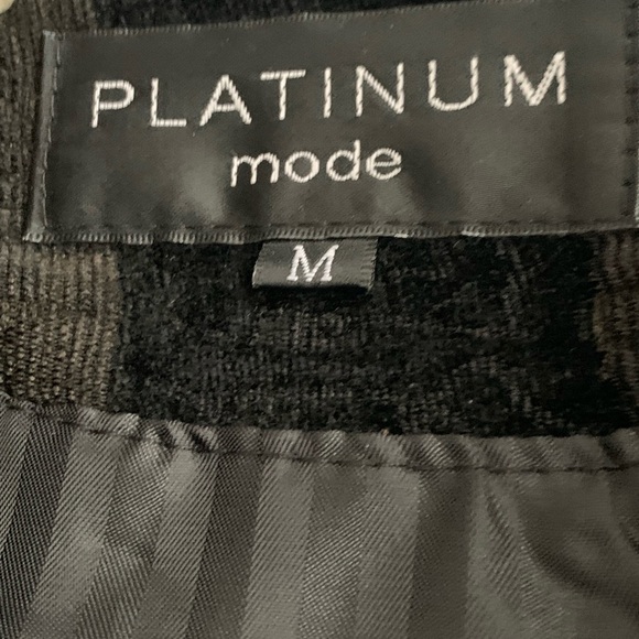 CLEARANCE ⬇️. Black Checkered Sweater Vest - Picture 7 of 9